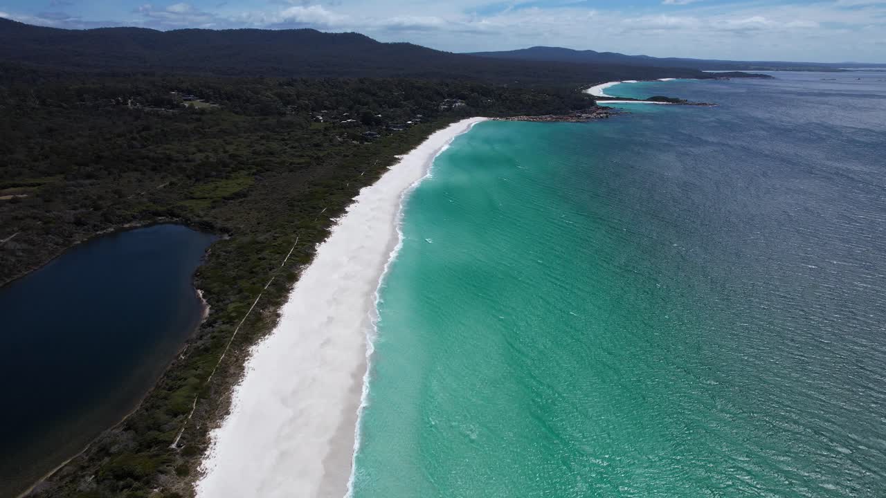Spiaggia di Binalong Bay con tranquido paesaggio marino in Tasmania, Australia - Ripresa aerea con drone
