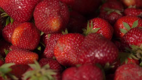 fresas recién cosechadas cayendo sobre un montón de fresas - cámara lenta de 180 fps