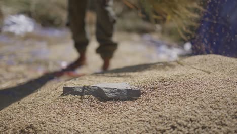 triturar el arroz a mano en nepal