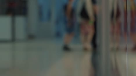 la gente camina en el supermercado reflejado en el tablón de anuncios