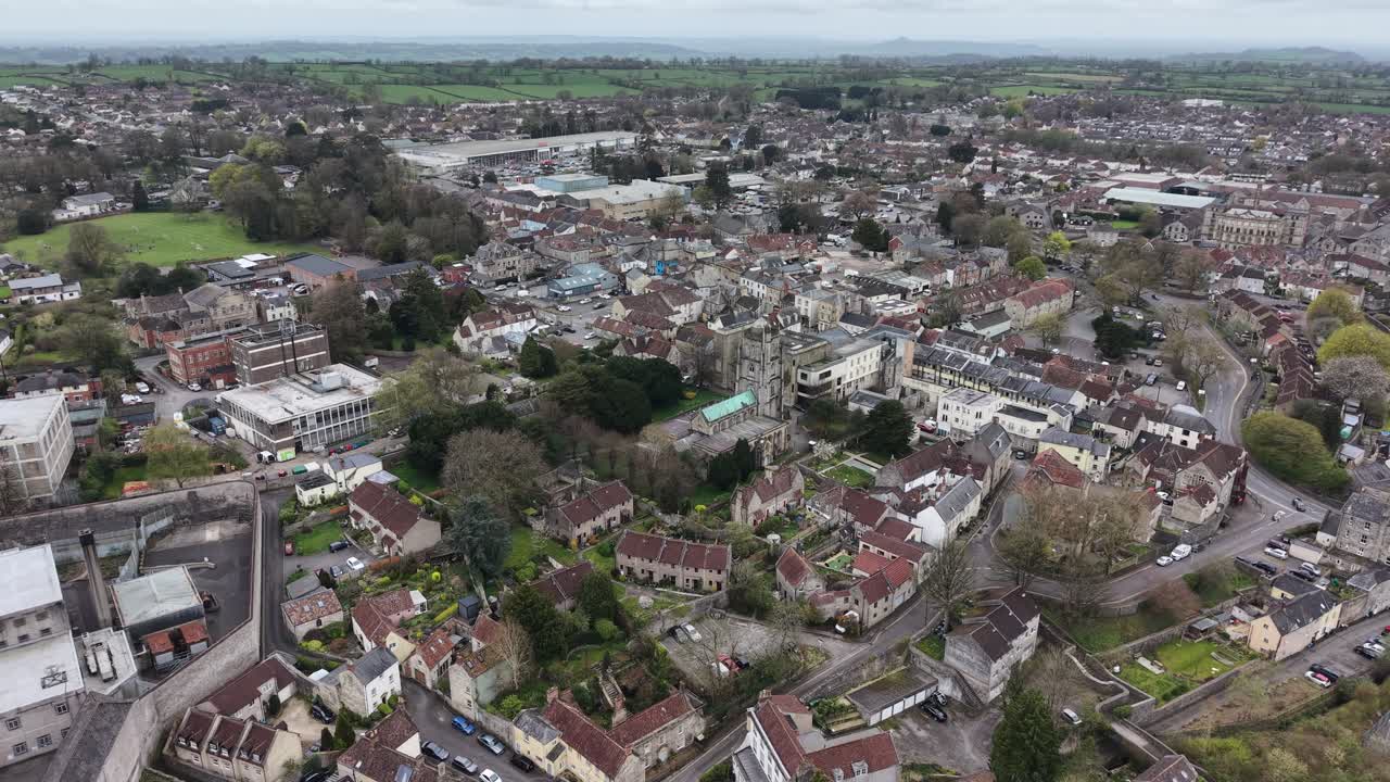 Vista aerea con drone dall'alto del centro di Shepton Mallet, Somerset, Regno Unito.