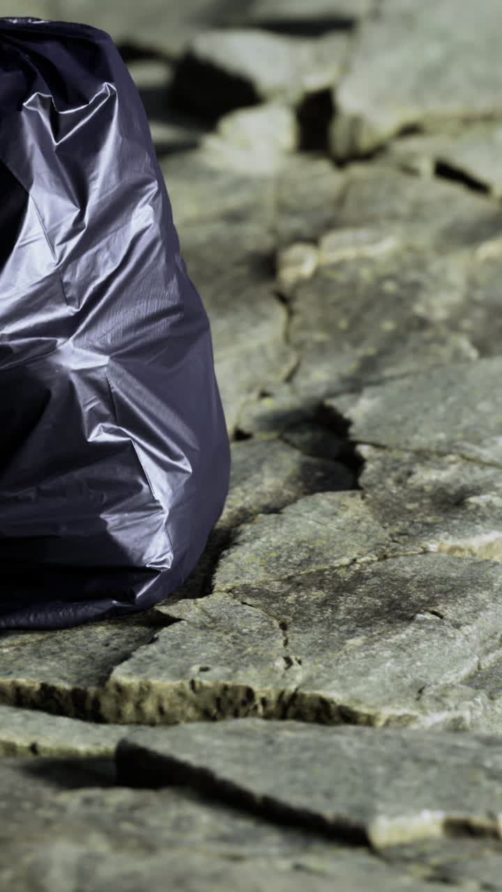 Impostazione di città silenziosa che mostra una borsa danneggiata circondata da pietre texturizzate all'alba