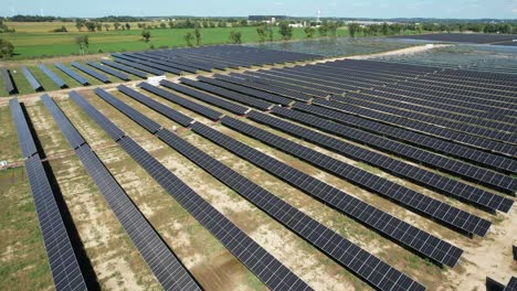 Un-Campo-De-Paneles-Solares-En-Wisconsin-Absorbe-La-Energía-Del-Sol-Y-La-Convierte-En-Electricidad.
