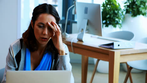 mujer ejecutiva trabajando en una computadora portátil en la oficina
