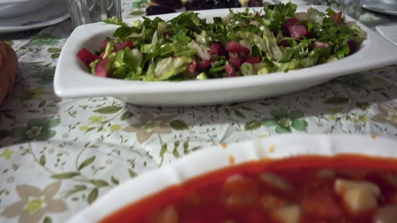 disparo de delicioso y saludable iftar comida de la cocina turca en la mesa de la cocina