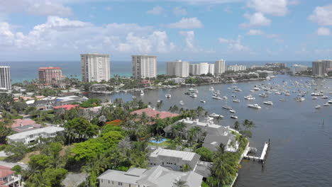 tiro lateral de un dron sobre un canal fluvial para botes y yates en fort lauderdale miami florida beach life