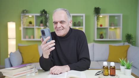el anciano que ama a su nieto por teléfono llora cuando cuelga.