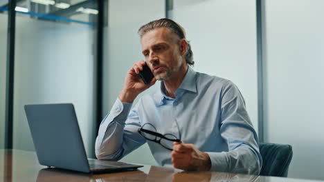 Emotionaler-Mann,-Der-Sein-Mobiltelefon-Im-Büro-Anruft.-Wütender-Geschäftsmann,-Der-Mit-Dem-Smartphone-Spricht