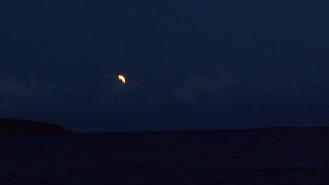 Mond-In-Einer-Dunklen-Nacht-Mit-Wolken,-Die-Darüber-Ziehen