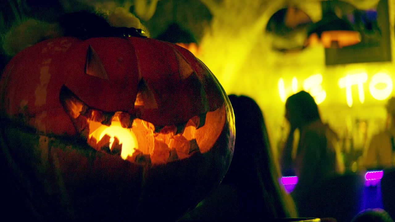 calabaza de halloween en un bar nocturno