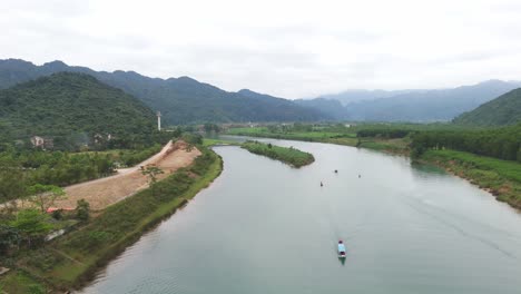 ninh bình es una pequeña ciudad en el delta del río rojo del norte de vietnam