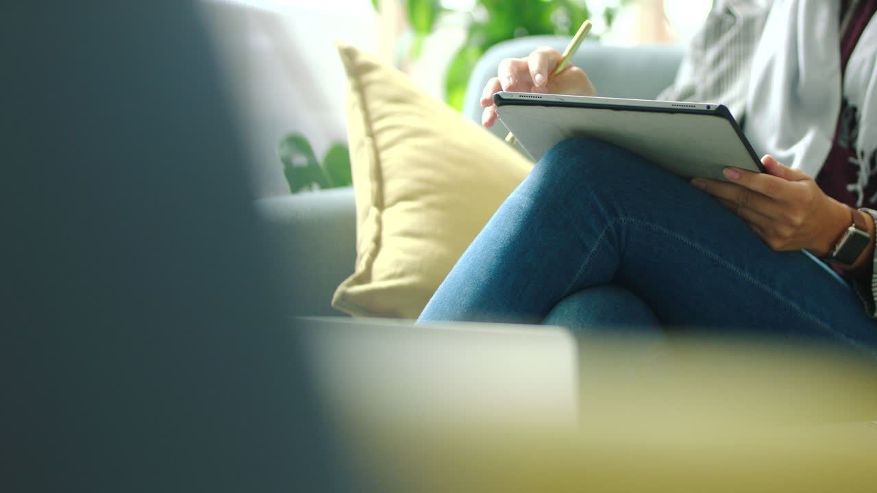 Forretningskvinde arbejder med digital tablet