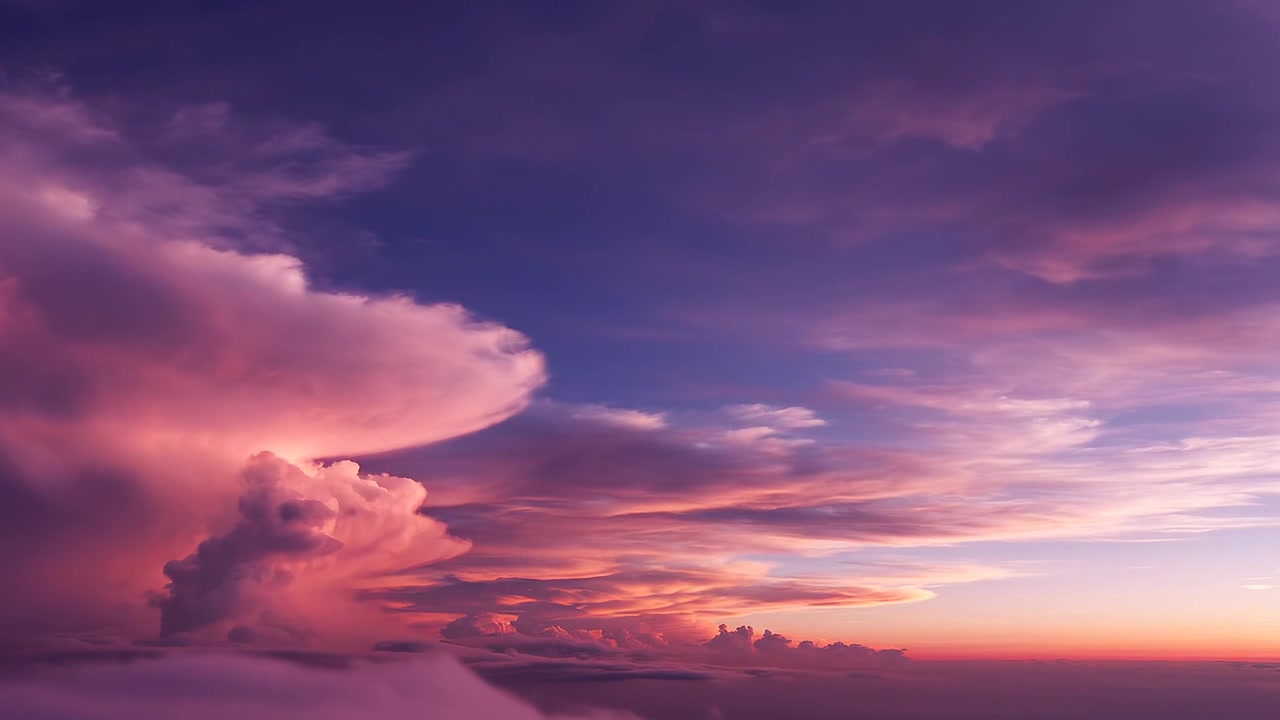 Vista aerea mozzafiato di nuvole vivaci al tramonto ad alta quota