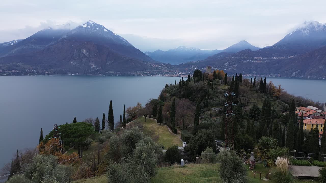이 날은 어면 끔찍하고 구름이 많은 날일지도 모릅니다, 왜냐하면 회색이고, 슬프고, 그리움이 있지만, 물과 하늘과 드론의 움직임으로 많은 이야기를 들려줍니다.