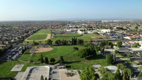 Blick-Auf-Den-Park-In-Cypress,-Kalifornien-Im-Orange-County