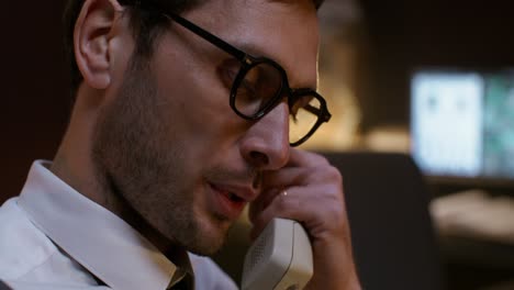 geschäftsmann bei einem telefongespräch im büro