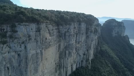 モロ デ ラベラ、カタルーニャ、スペイン、空撮で急な山の上を飛んでください。