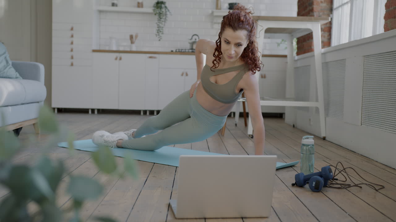 mujer haciendo ejercicio de tabla en casa
