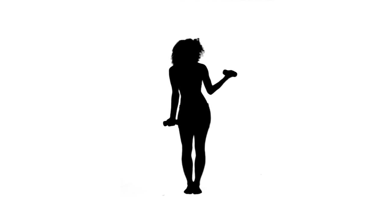 silueta de una mujer enérgica levantando pesas
