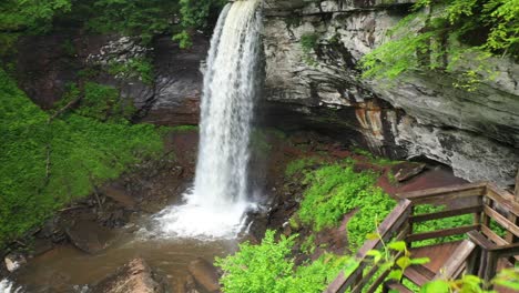 Luftbild-Von-Frauen-Auf-Holztreppen,-Die-Sich-Den-Wasserfällen-Von-Hills-Creek,-West-Virginia,-USA,-Nähern