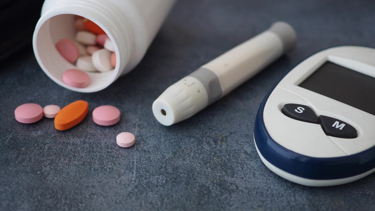 Misuratore di glicemia e pillole di farmaci su un tavolo