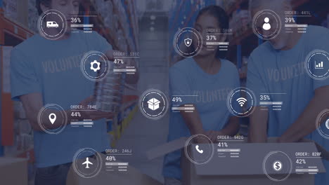 animación del procesamiento de datos sobre diversos voluntarios masculinos y femeninos abriendo bolsas de donación en el almacén