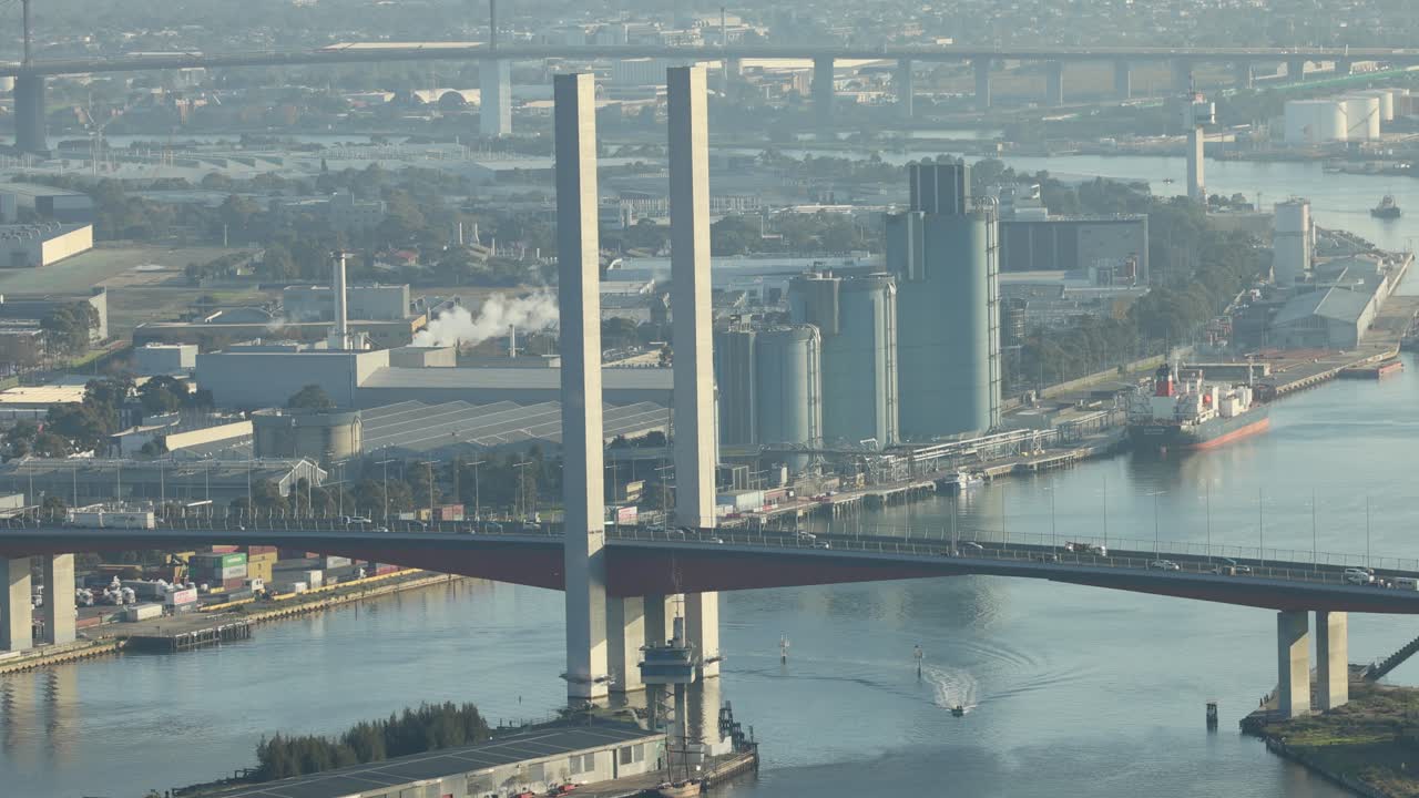 도시 풍경 배경 으로 강 을 가로지르는 다리