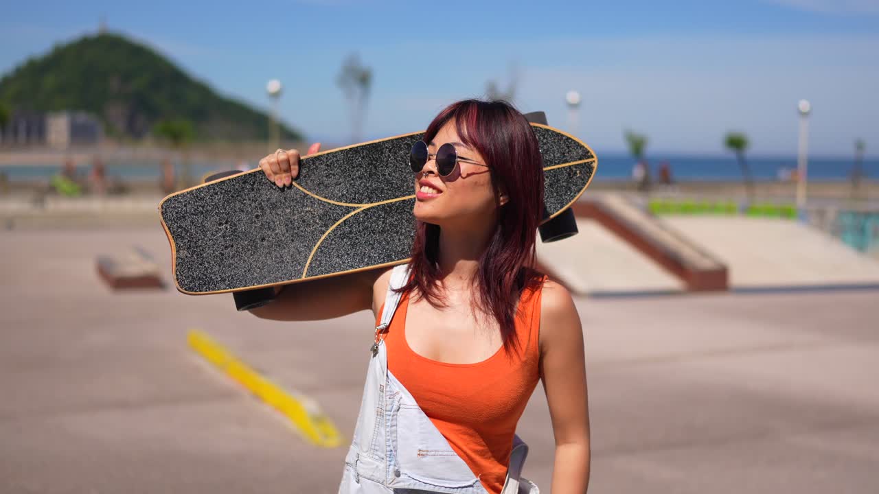 Donna con skateboard in un parco all'aperto