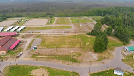 video de drones de 4k del recinto ferial estatal del valle de tanana en fairbanks, alaska durante un día soleado de verano