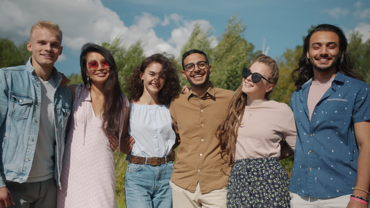 amigos felices en un parque
