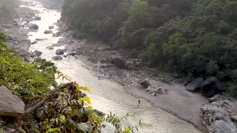 río que fluye a través de un desfiladero en las montañas durante la puesta de sol