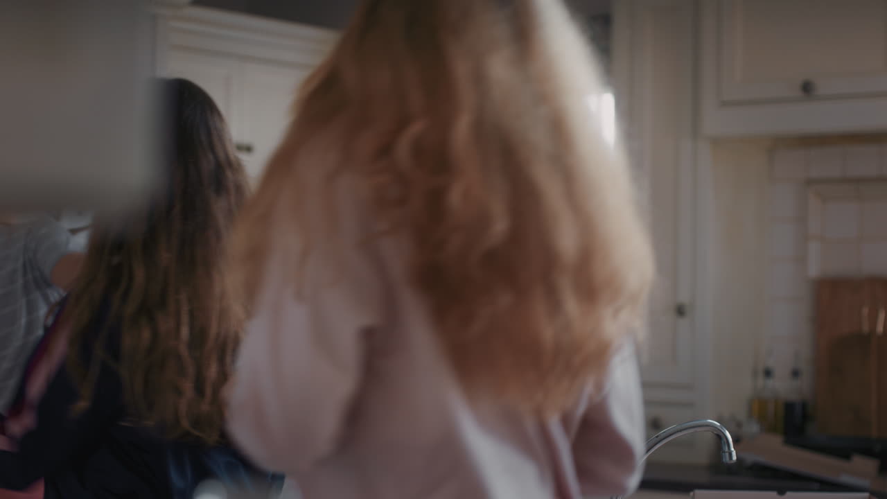 행복한 십대 소녀들이 부 ⁇ 에서 춤을 추고 피자를 먹고 즐겁게 함께 축하하고 주말에 함께 어울리는 것을 즐기고