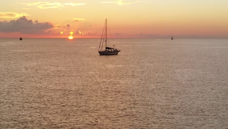 volando más allá del velero al atardecer