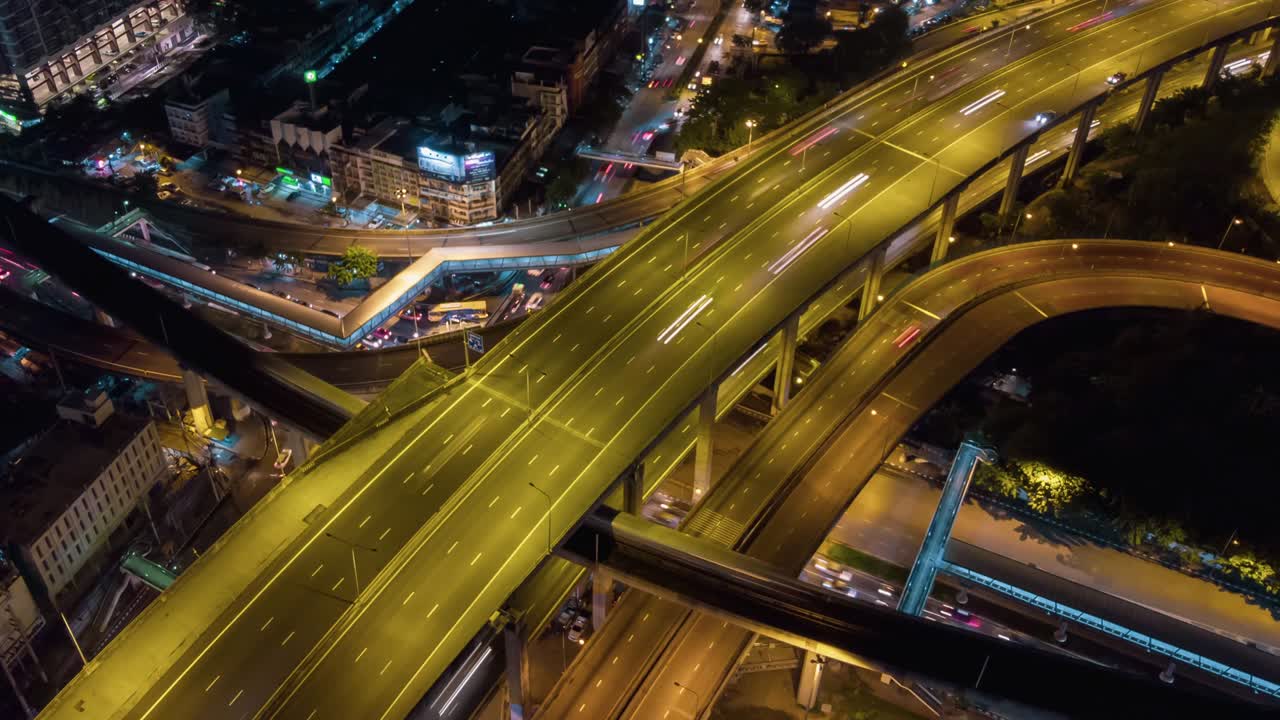 큰 교차로 다리와 고속도로를 가로지르는 교통의 공중 하이퍼 스 (aerial hyperlapse of traffic over big intersection bridges and ring road) - 태국 방의 큰 순환교차로 위에서 드론이 촬영한 4k 공중 사진.