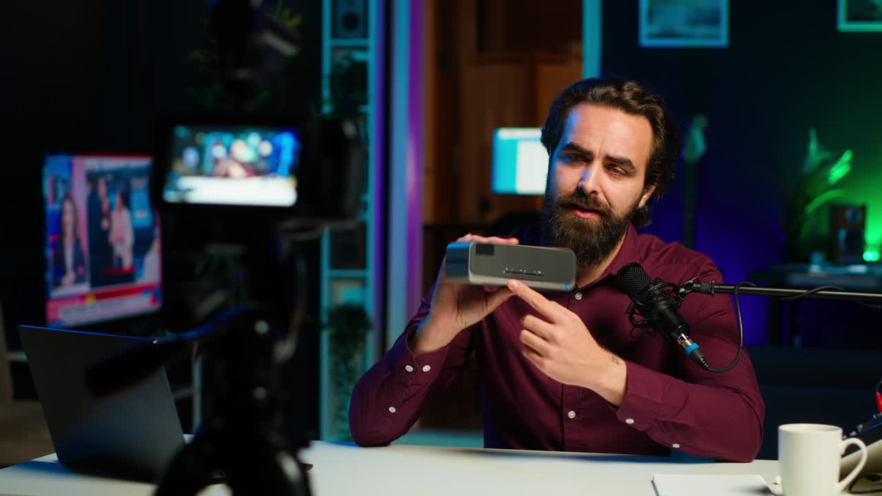 hombre haciendo revisión de tecnología de altavoz portátil inalámbrico