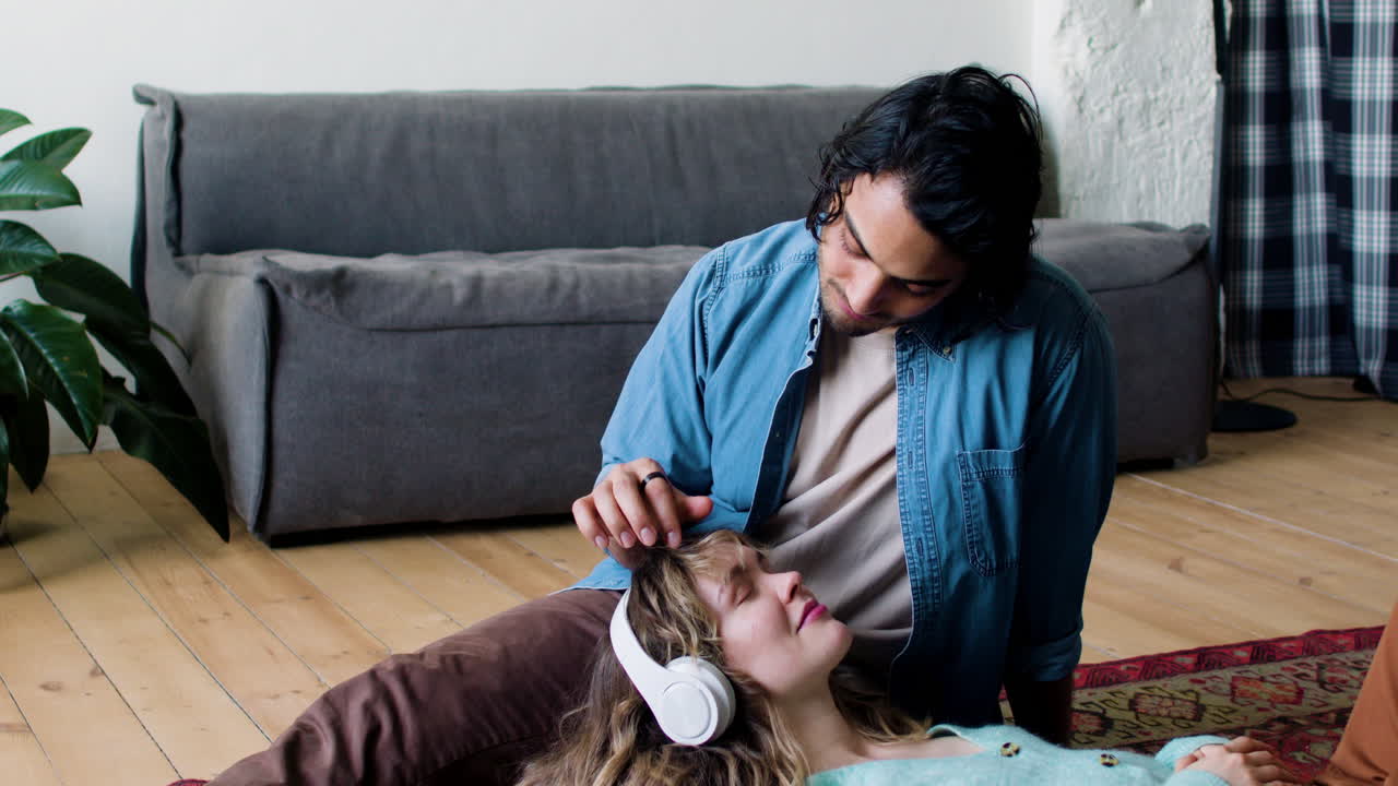 мужчина ласкает свою девушку.