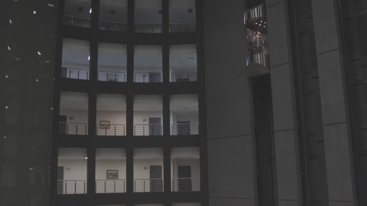 interior de un edificio de oficinas moderno con ascensor