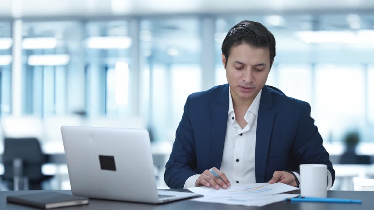 el gerente indio hablando por video llamada.