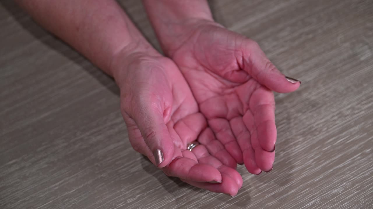 las manos de las mujeres mayores extendidas para atrapar una oportunidad de inversión dorada