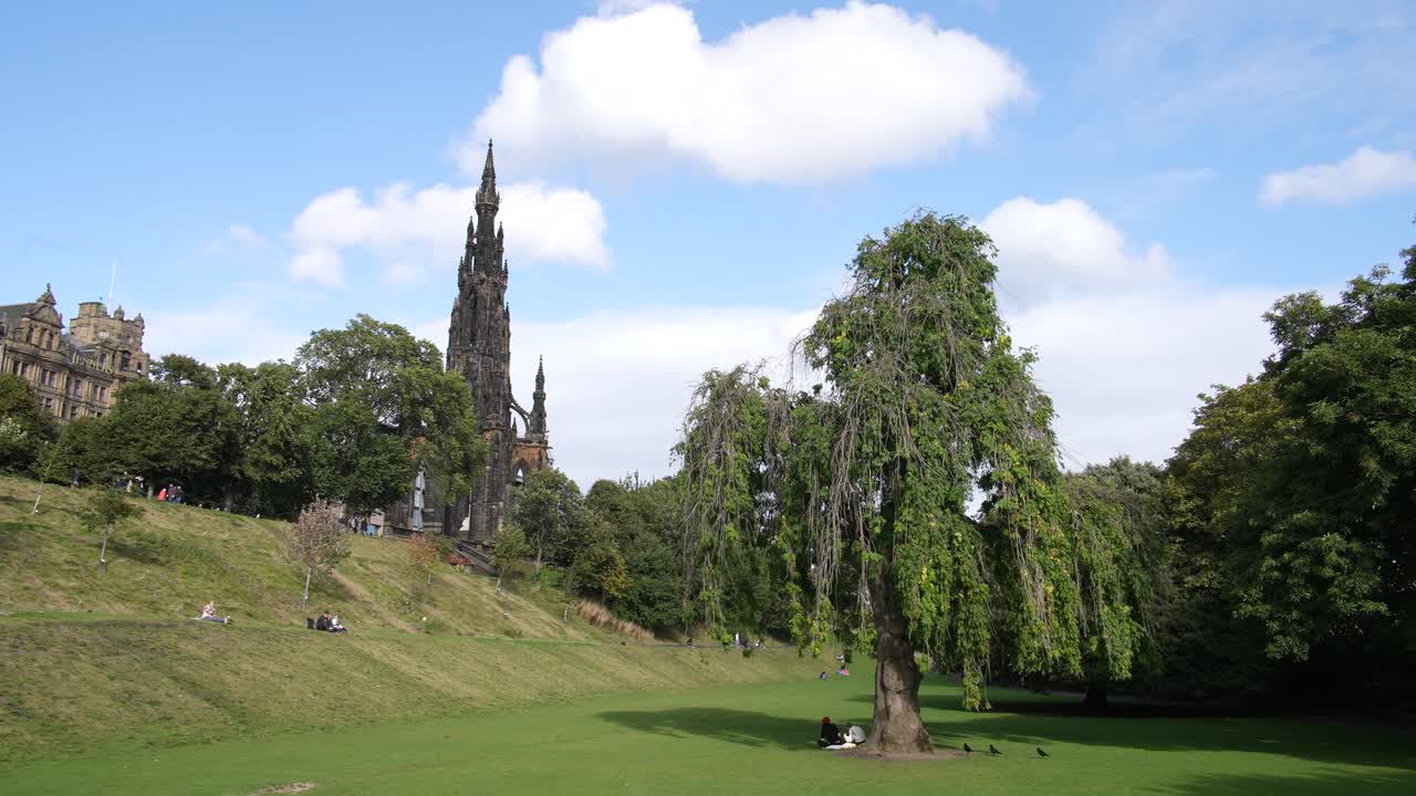 широкий вид памятник скотту эдинбургский парк на переднем плане, шотландия