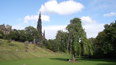 Wide-View-Scott-Monument-Edinburgh-Park-Foreground,-Scotland