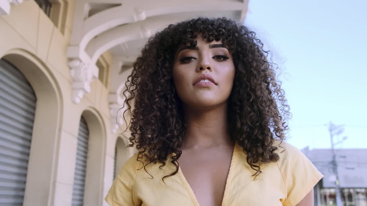 retrato de una mujer con el cabello rizado