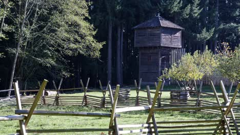 Mire-A-Través-Del-Corral-De-Ganado-Hasta-Fort-Nisqually-En-Un-Día-Soleado-En-El-Estado-De-Washington