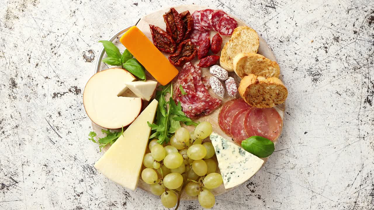 다양한 스페인 타파스 또는 이탈리아 전채 요리