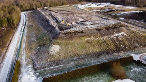 Vertedero-De-Sobrevuelo-Aéreo-Lleno-De-Basura,-Problema-Ambiental-De-Contaminación,-Basura,-Camiones-Que-Descargan-Productos-De-Desecho-Que-Contaminan-En-Un-Vertedero,-Tiro-De-Drones-De-Gran-Angular-De-Gran-Altitud-Avanzando