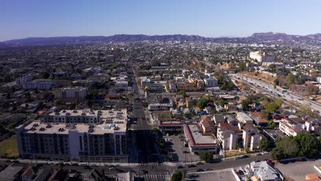 panorámica toma aérea por encima de echo park hacia hollywood