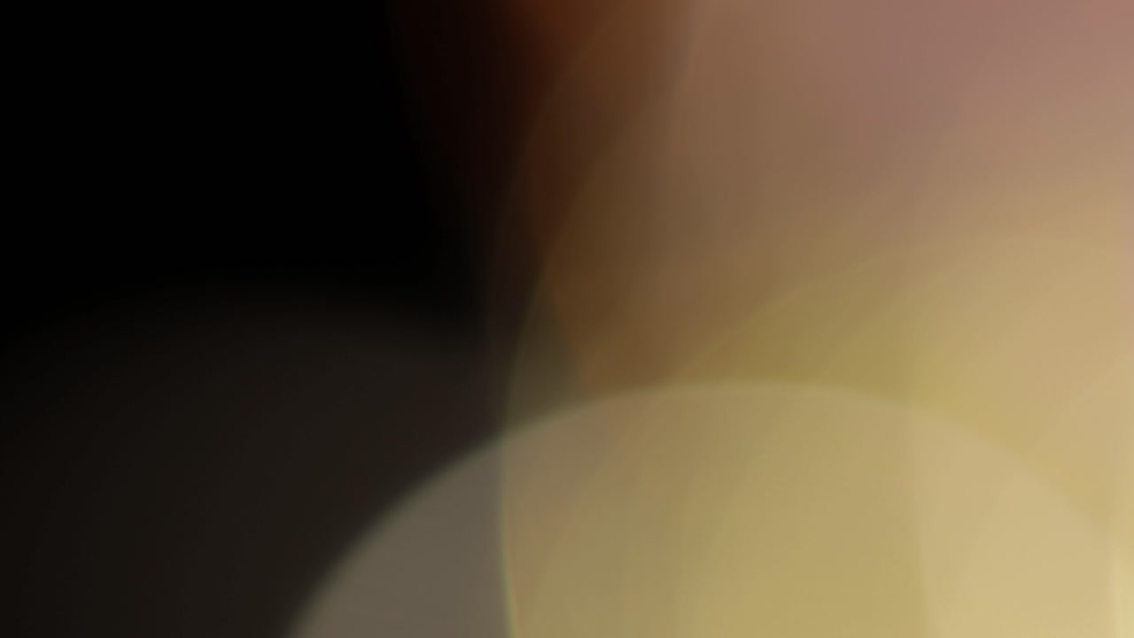 다채로운 빛은 검은 바탕에 4k 영상을 유출합니다. 스타일링 비디오, 전환, 보케 효과.