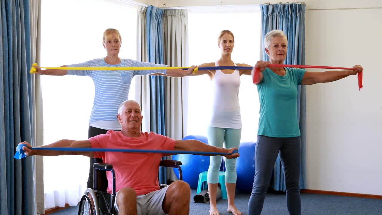entrenador que ayuda a las personas mayores a realizar ejercicios de estiramiento