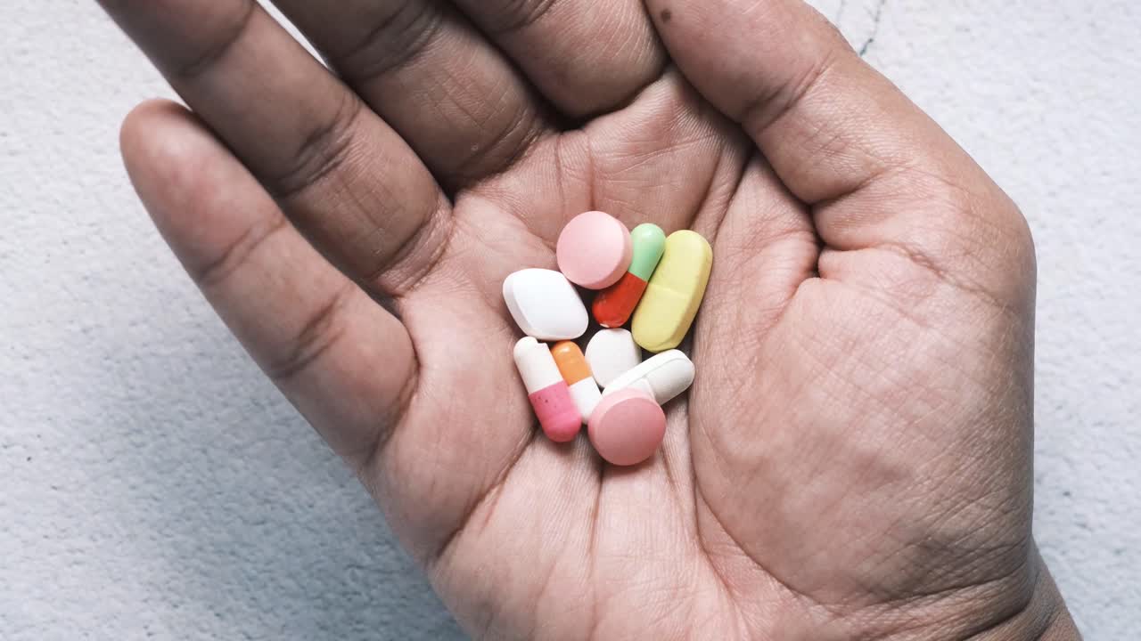 un puñado de pastillas variadas