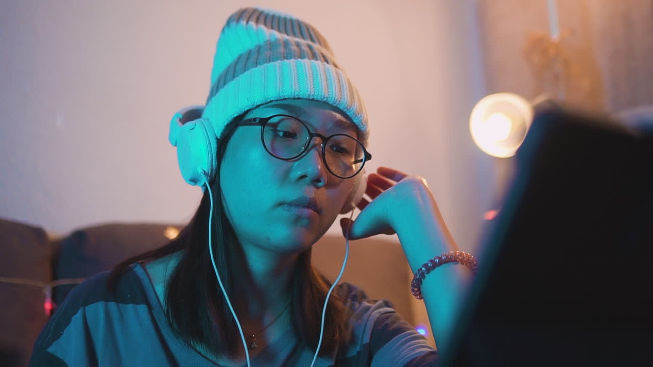 joven asiática con auriculares sintiendo y amando algo de música